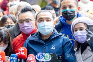媒體詢及對前副總統陳建仁要接任閣揆傳聞的意見,新北市長侯友宜(中)25日表示,尊重中央的內閣人事調整。中央社記者王鴻國攝 112年1月25日 ▲媒體詢及對前副總統陳建仁要接任閣揆傳聞的意見,新北市長侯友宜(中)25日表示,尊重中央的內閣人事調整。中央社記者王鴻國攝 112年1月25日