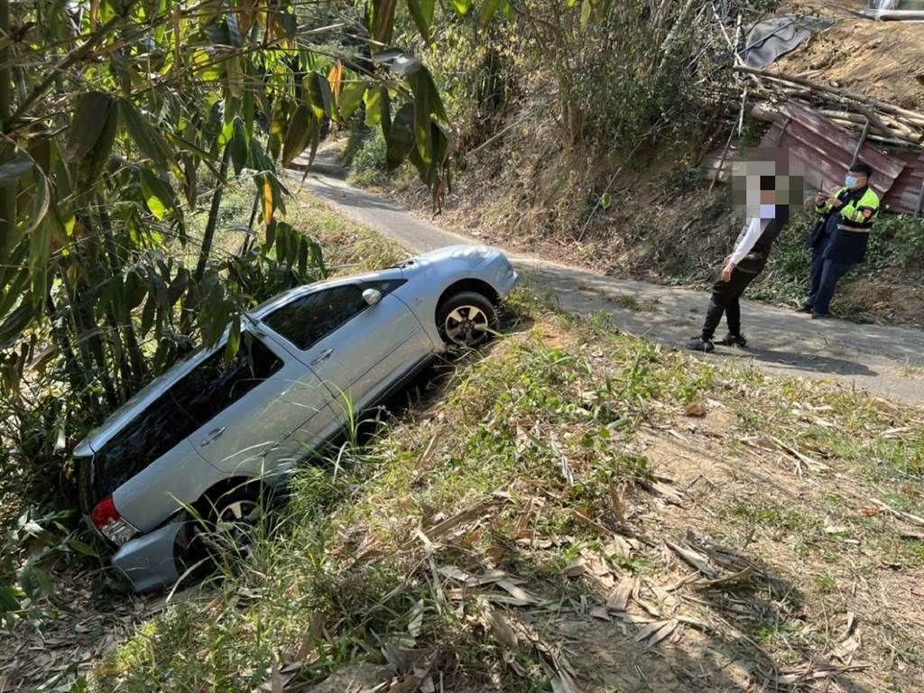 ▲台中一名男子疑因不熟路況，在鄉間迴轉時轎車滑落邊坡。（圖／翻攝畫面）