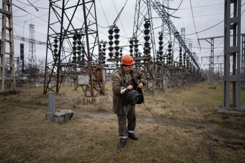 ▲俄羅斯持續對烏克蘭進行飛彈轟炸，使得定期停電成為烏國日常。圖為烏國工人試圖修復俄國轟炸後的能源設備。（圖／美聯社／達志影像）