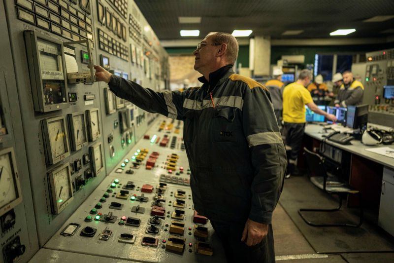 ▲俄國蓄意瞄準烏克蘭能源基礎設施，數以百萬計家庭在氣溫驟降之際面臨斷電。（圖／美聯社／達志影像）
