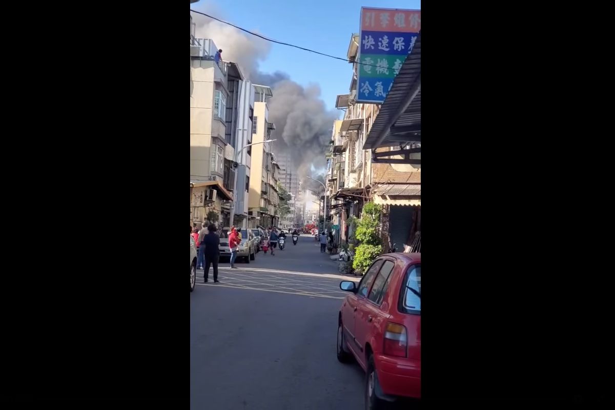 ▲高雄市鳳山區華興街一處民宅，今（26）日上午發生火警。（圖／翻攝畫面）