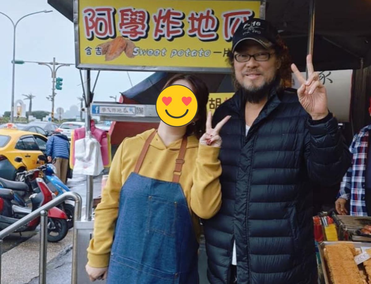 ▲71歲野生張菲（右）近來現身與民眾合影。（圖／石門人的天地臉書）