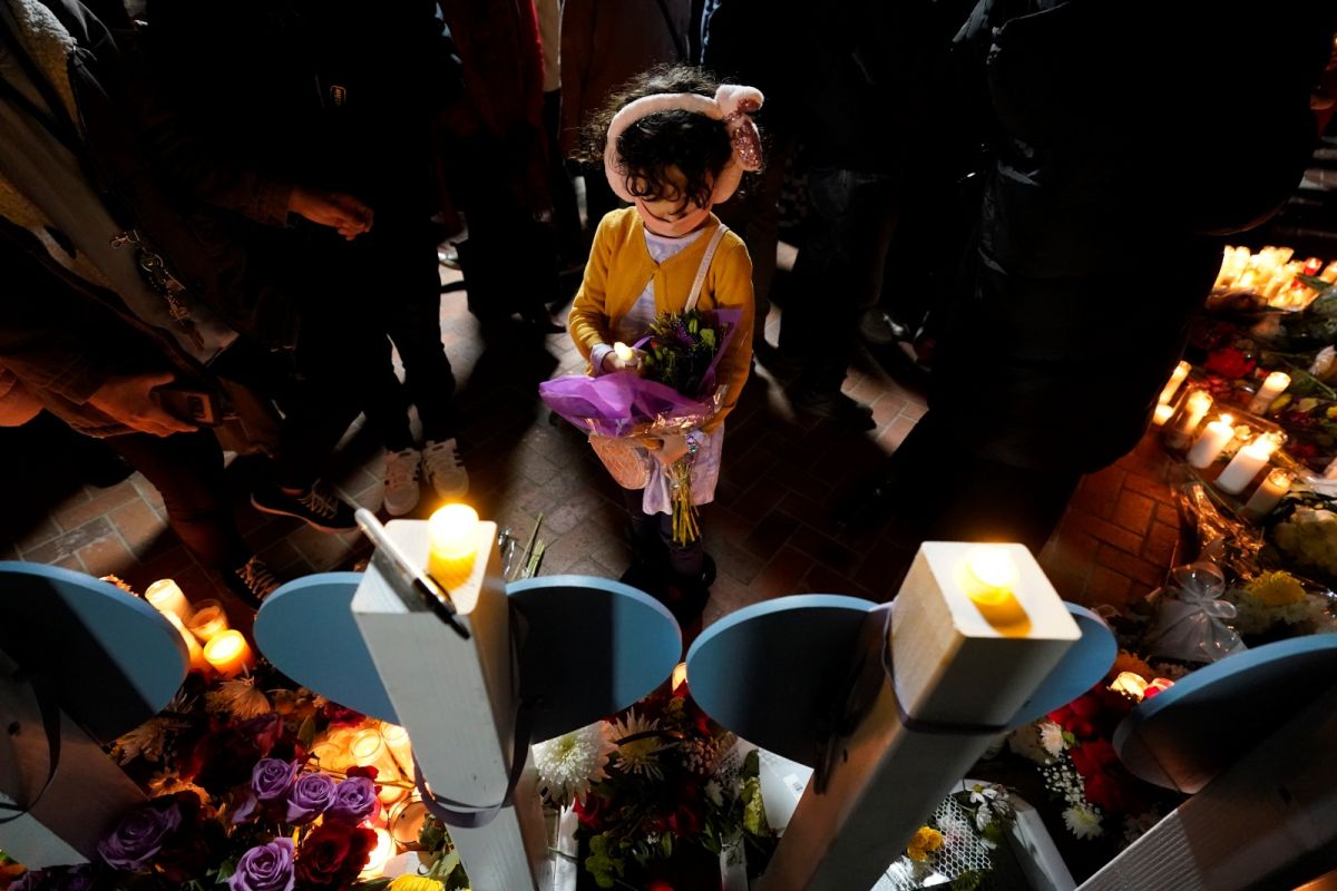 ▲加州蒙特瑞公園市21日發生11死槍擊案，讓不少居民痛心，直指「槍擊案不該是美國常態」。圖為罹難者被哀悼。（圖／美聯社／達志影像）