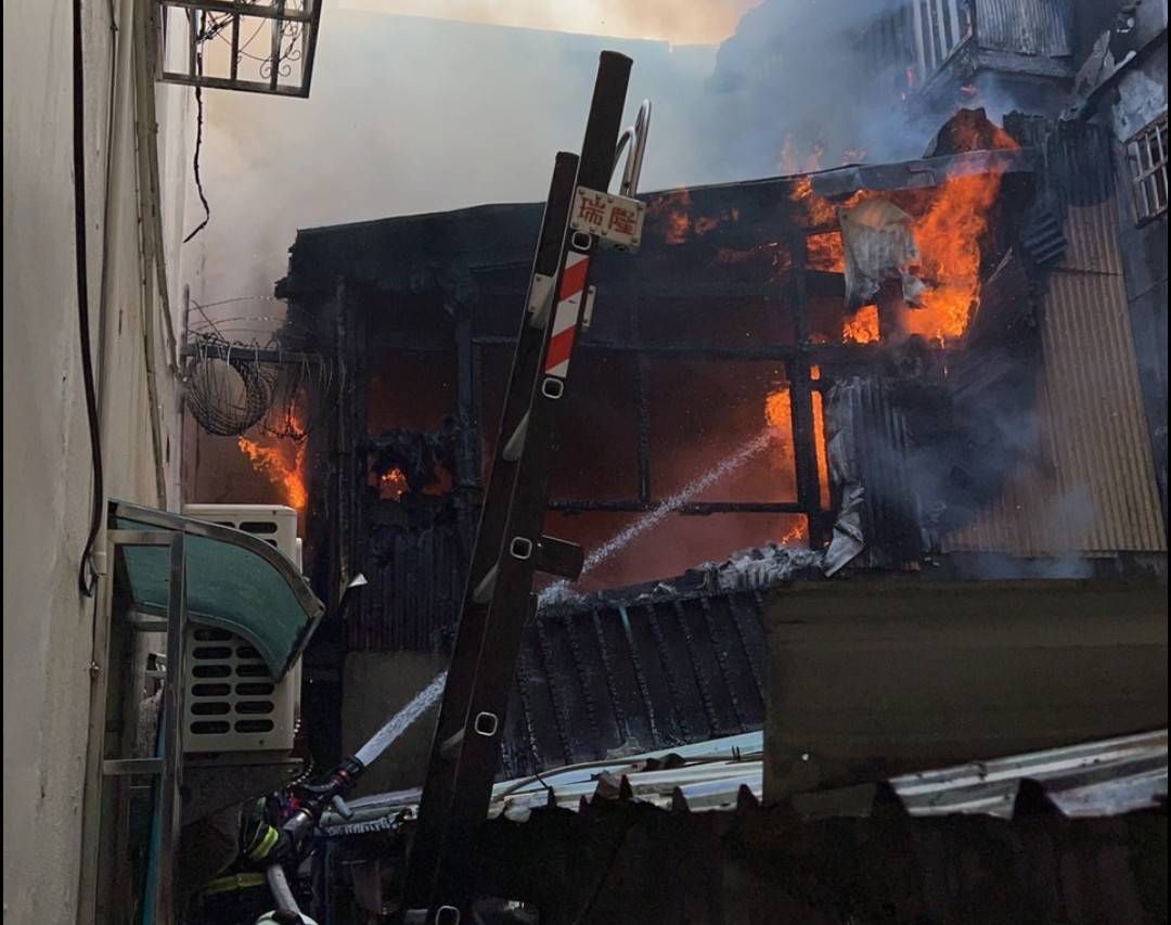 ▲高雄市鳳山區華興街1棟透天厝今天9時左右發生火警，消防局獲報後立即出動26車62人前往搶救。（圖／記者郭凱杰翻攝）