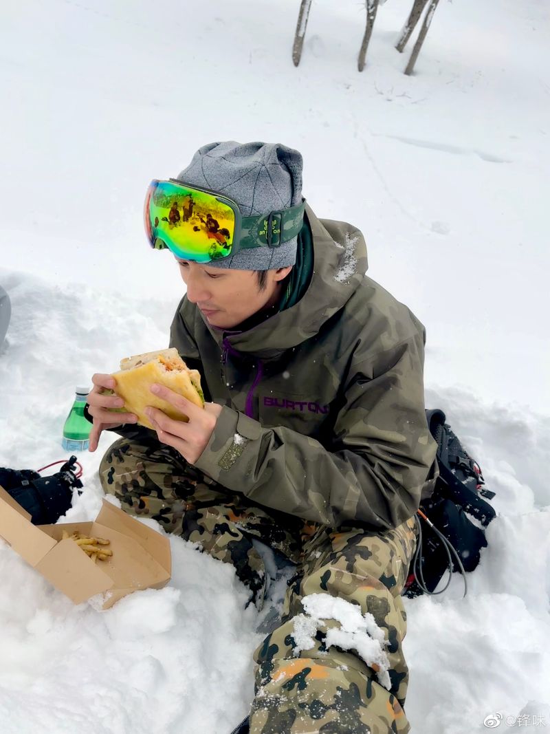 ▲謝霆鋒護目鏡反射出掌鏡人疑似就是王菲。（圖／翻攝自謝霆鋒微博）