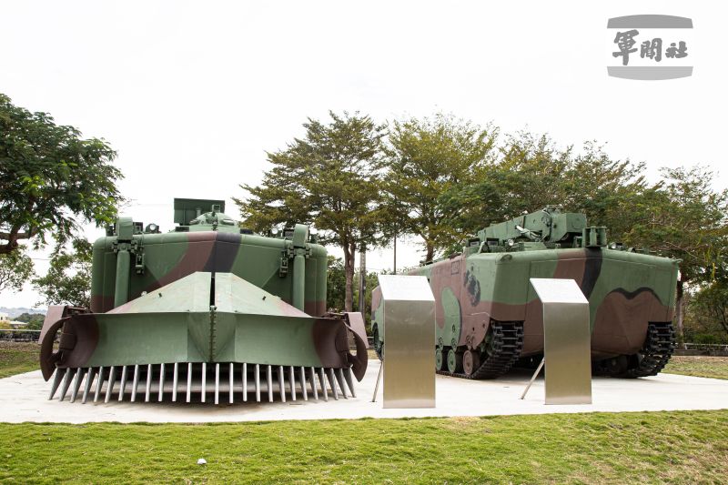 ▲「貓裏喵親子公園」陳設海軍陸戰隊除役的LVTP5-E1登陸工兵車(左)及LVTP5-R1登陸救濟車(右)。(圖/軍聞社提供)