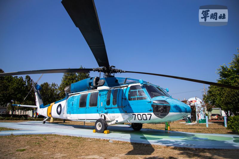 ▲S-70C直升機編號7007陳展於彰化縣福興鄉番婆社區飛機公園。(圖/軍聞社提供)