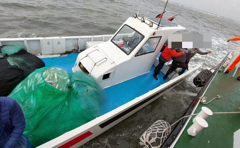 ▲雲林縣台子村漁港外海4浬處26日有5艘波特船（保麗龍船）意外翻覆，船上5人落海，海巡署中部分署獲報派員到場接駁搶救。（海巡署中部分署提供）中央社記者黃國芳傳真 112年1月26日