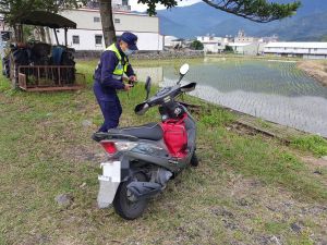 ▲台9線花蓮縣富里鄉竹田村26日上午發生車禍事故，83歲何姓機車騎士與同向小貨車發生碰撞後，何姓老翁倒地失去生命跡象，緊急送醫後仍宣告不治。（警方提供）中央社記者張祈傳真 112年1月26日