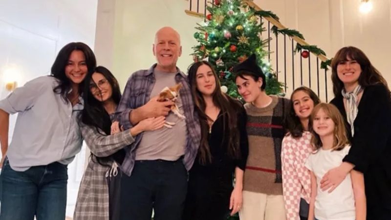 ▲前妻黛咪摩爾（左二）在Instagram分享，布魯斯威利帶著現任妻子艾瑪赫明和女兒來過節的合照。（圖／翻攝自黛咪摩爾Instagram）