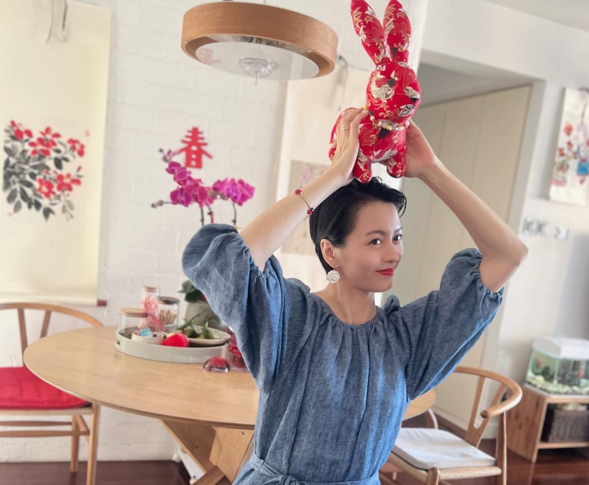 ▲梁詠琪拜年照洩豪宅內部裝潢。（圖／梁詠琪臉書）