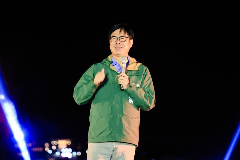 ▲高雄市長陳其邁提醒民眾，春節假期，吃完飯要多運動一點，來賞燈剛好。（圖／高雄市政府提供）