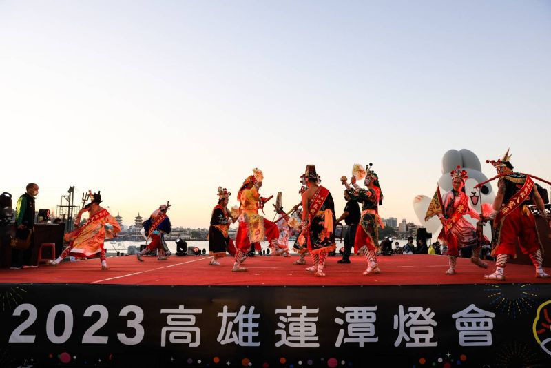 ▲高雄蓮潭燈會開幕儀式由高雄地嶽殿代表性陣頭「吉勝堂八家將」演出。（圖／高雄市政府提供）