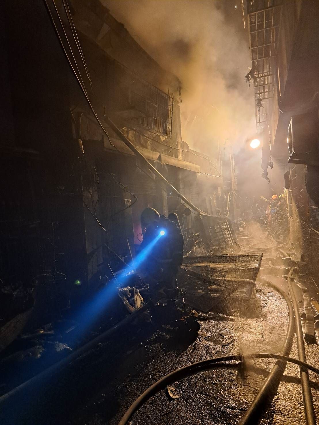 ▲台中市消防人員於黑湮瀰漫昏暗的火場中作業搜救（圖/民眾阿興提供）