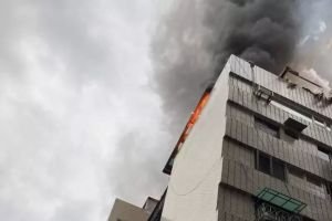 北市中山區大樓火警!火舌濃煙竄天住戶驚逃 消防急灌救