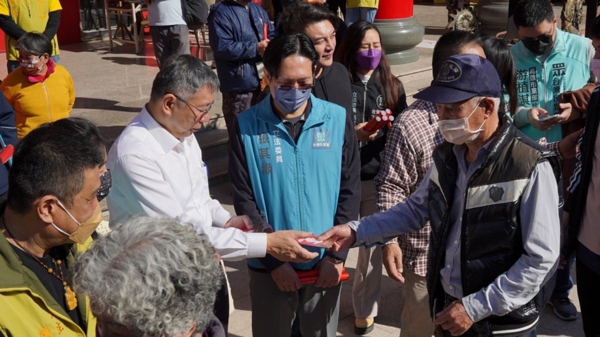 ▲民眾黨主席柯文哲27日前往高雄五甲關帝廟參拜，並致送現場民眾發財金。（圖／民眾黨提供）