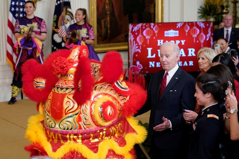 ▲美國總統拜登26日在白宮歡慶農曆春節，現場還有熱鬧的舞獅表演。這是白宮首度舉行春節慶祝活動。（圖／美聯社／達志影像）