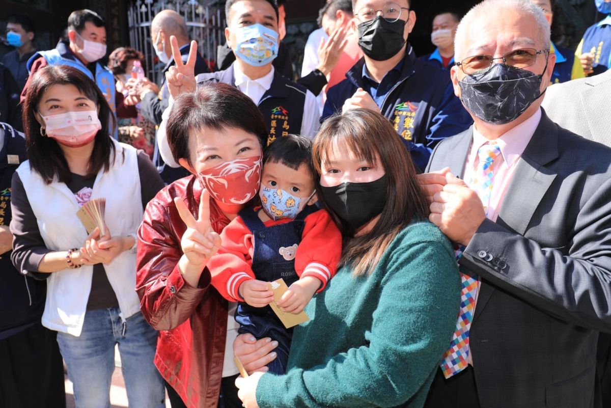 ▲盧秀燕新春期間在台中各地走春、發放小紅包。（圖／翻攝盧秀燕臉書，2023.01.27）