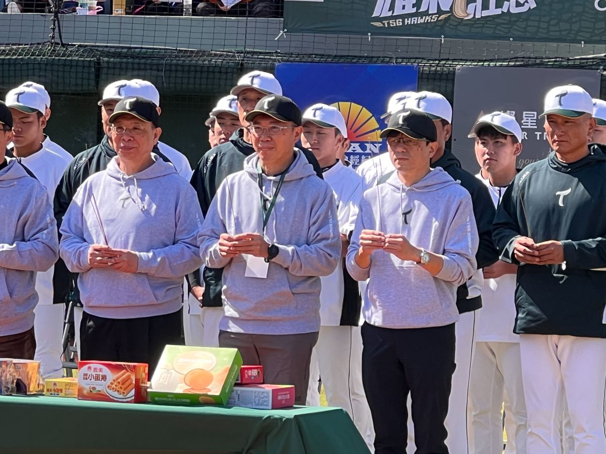 ▲台鋼雄鷹舉辦開訓典禮，領隊劉東洋(前排右二)出席(圖/記者簡名杉攝)