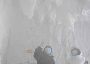 太冷了！黑龍江小區忘關門　樓梯、走道變「鐘乳石冰洞」
