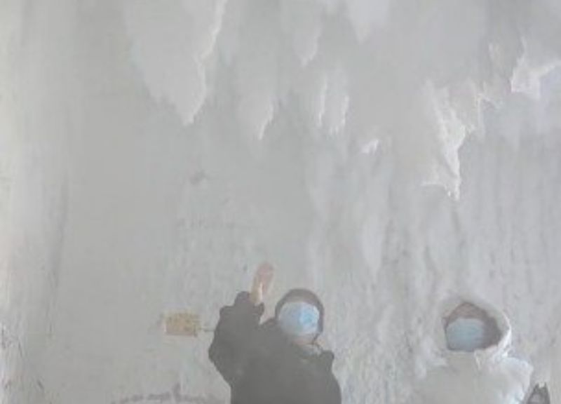 ▲黑龍江省佳木斯市一處小區，因沒關好大門，樓梯、走廊結冰，形成冰洞般的奇景。（圖／翻攝自微博）