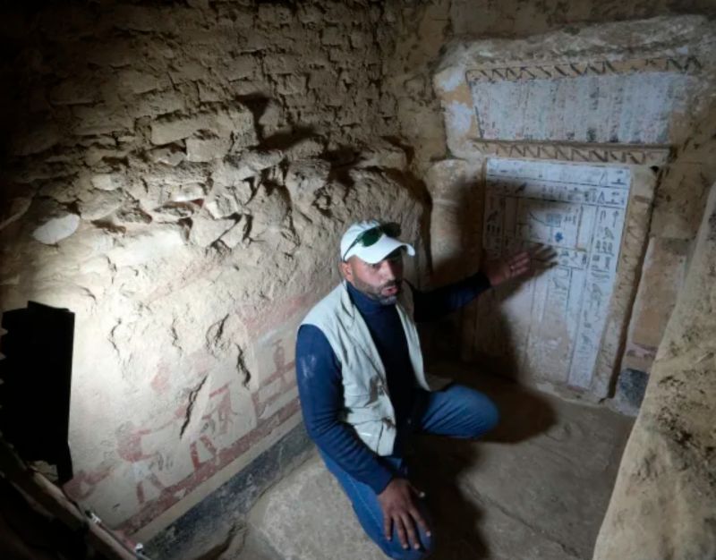 ▲埃及考古團隊表示，他們在首都開羅南郊的撒卡拉墓地，挖掘出一具被金箔覆蓋的木乃伊，可能是埃及迄今出土最古老且最完整的木乃伊。（圖／翻攝自雪梨晨鋒報）