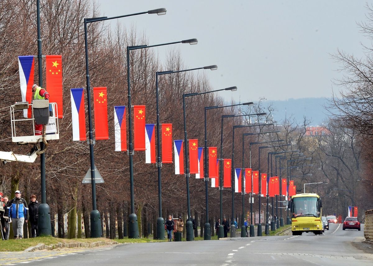 ▲捷克即將舉行總統大選，學者研判選後捷克可望加入波羅的海三國行列，退出北京主導的中國與中東歐合作機制。中捷關係示意圖。（圖／美聯社／達志影像）