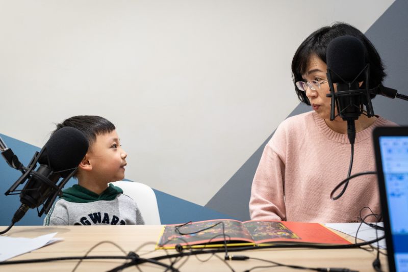 ▲蘇巧慧經營台語說故事Podcast頻道有成,日前請來小小聽眾一同錄音。(圖/蘇巧慧辦公室提供)
