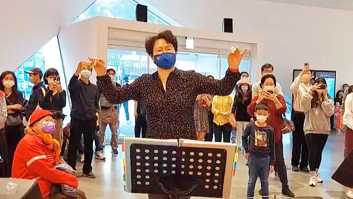 ▲國際知名指揮家陳美安返鄉走春，應熱情觀眾要求當眾指揮獻藝。（圖／高市府文化局提供）
