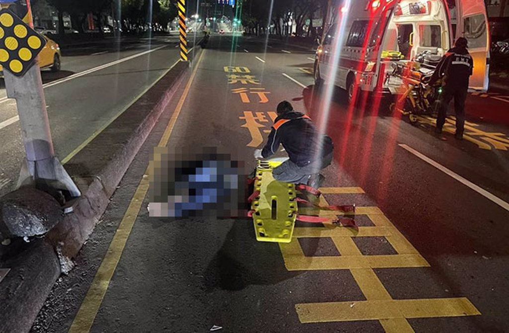 ▲高雄市一名行人，27日凌晨違規穿越馬路遭撞，造成頭受傷、腳骨折等傷勢，所幸並無生命危險。（圖／翻攝畫面）