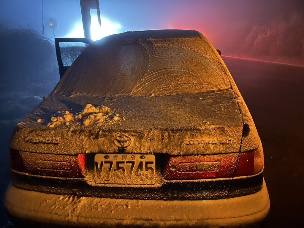 ▲台7甲線位於台中市與宜蘭縣交界的思源埡口路段，27日晚間降下瑞雪，遊客經過還下車拍照。（民眾提供）中央社記者蘇木春傳真 112年1月27日