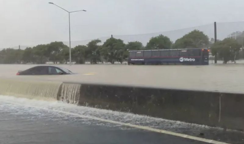 ▲紐西蘭27日降下大雨，奧克蘭多條街道淹水。（圖／翻攝自衛報）