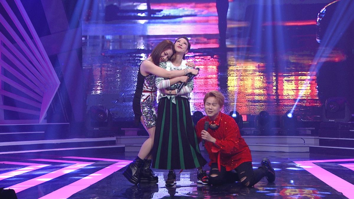 ▲楊繡惠（中）選秀開金口，合唱者陳孟賢（右）傻眼下跪，左為阮紅豔。（圖／三立提供）