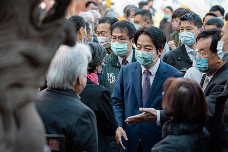 ▲賴清德在黃偉哲及台南市6名立委前後陪同下，走訪大台南9間廟宇參拜，所到之處人氣超旺。（圖／總統府提供）