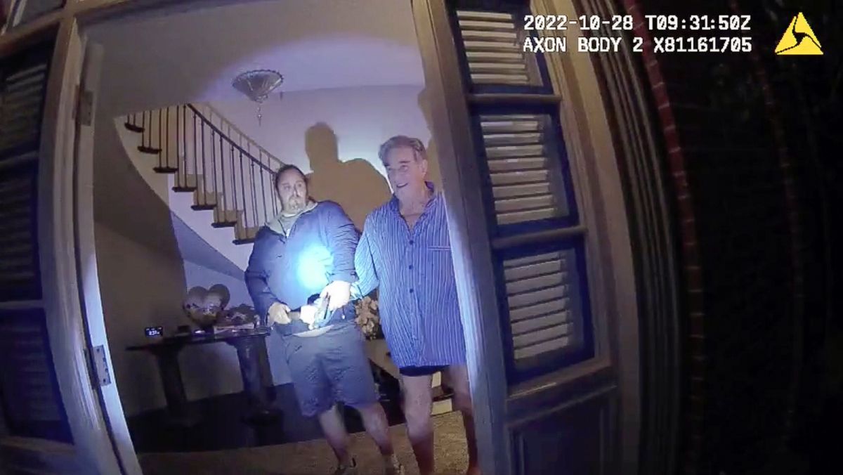 ▲2022年闖入時任聯邦眾議院議長裴洛西的家，持錘子敲打裴洛西夫婿保羅（右）的男子德帕佩（左），17日被判處於聯邦監獄服刑30年。（圖／美聯社／達志影像）