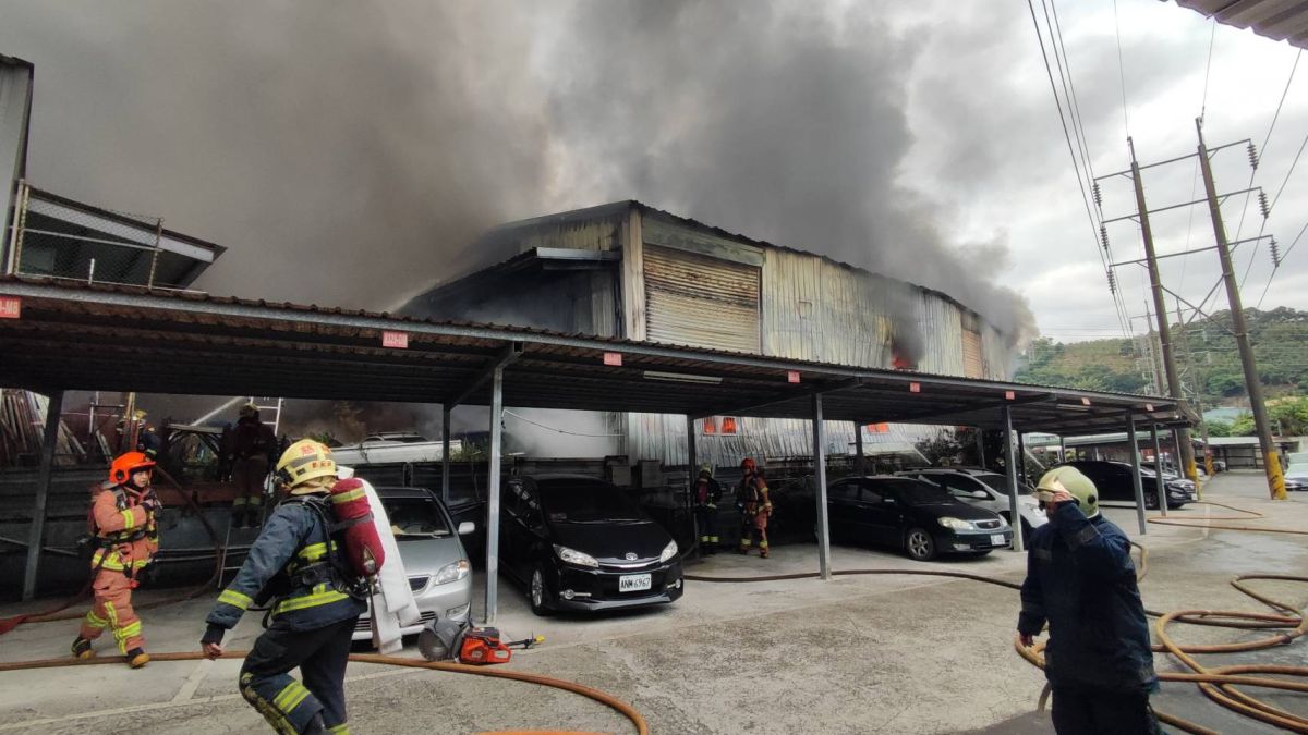 ▲新北市五股區工商路一處汽車維修工廠，今（28）日中午11點39分發生火警。（圖／翻攝畫面）