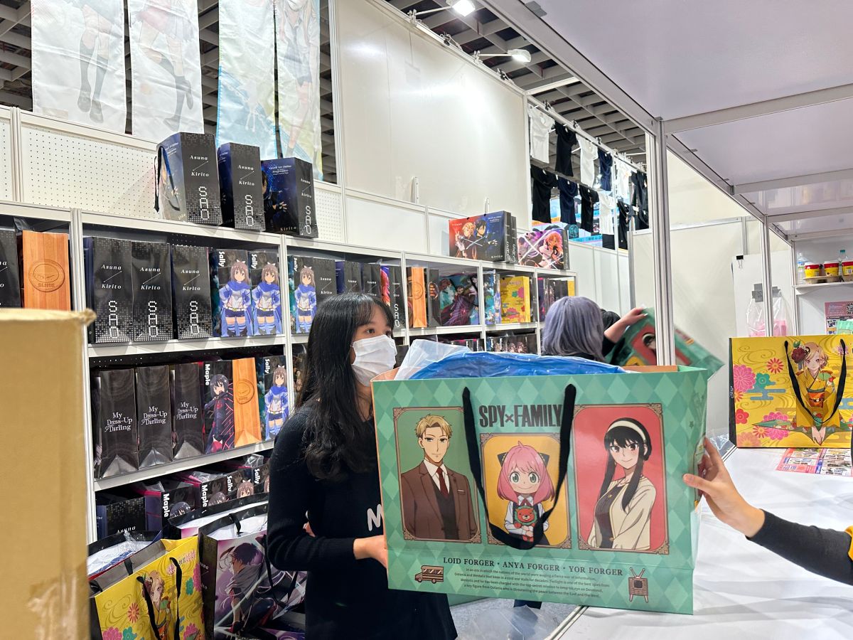 ▲2023國際動漫節各出版社推出不少展場限定福袋，像木棉花推出7款，第二天(1/28)中午僅剩《間諜家家酒》一款，其餘6款全部完售。一次整理6大出版社會場完售商品，方便動漫迷規劃排隊路線。(圖／記者周淑萍攝)