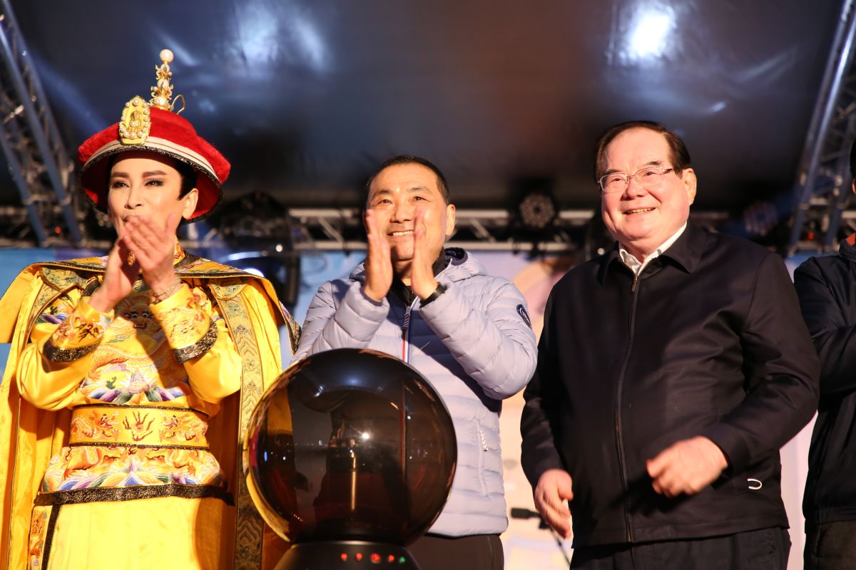 ▲侯友宜與日本貴賓及藝人陳亞蘭等共同啟動「兔來運轉」主燈。(圖/民政局)