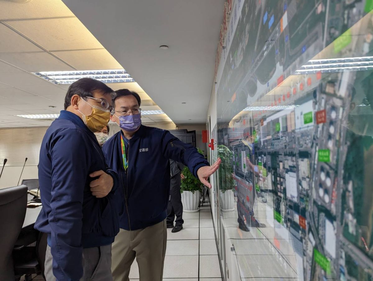 ▲交通部長王國材（左）今（28）日視察桃園機場疏運情況，並針對未來機場發展走向、園區用地規劃等議題與機場公司董事長林國顯進行討論。（圖／交通部提供）