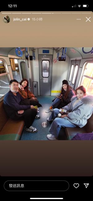 ▲蔡依林（右上）「零偽裝」和家人一起搭小火車。（圖／翻攝自蔡依林IG）
