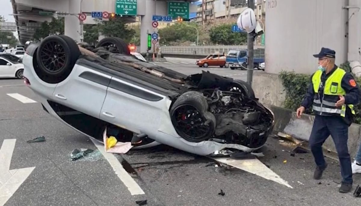 ▲要價超過百萬的保時捷休旅車Macan GTS，疑駕駛不熟悉路況自撞翻覆。（圖／翻攝畫面）  