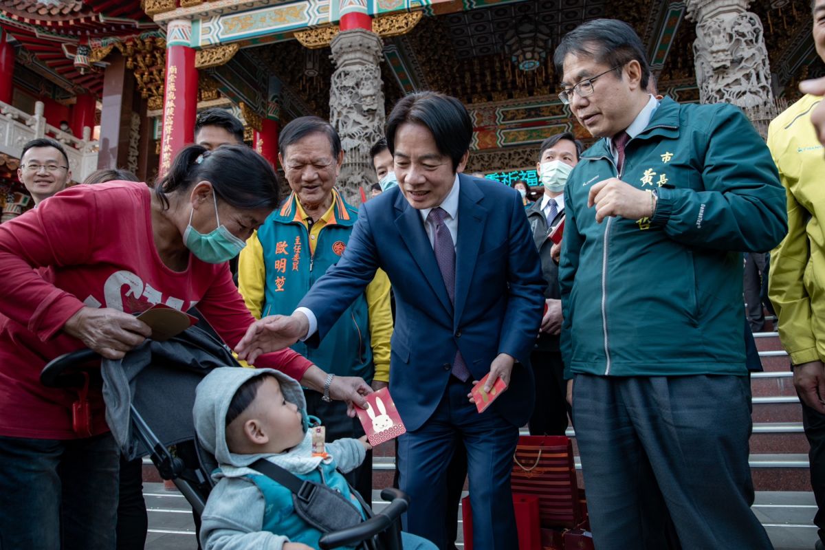 ▲副總統賴清德於農曆年間展開全台拜廟之旅，人氣相當高。（圖／總統府提供）