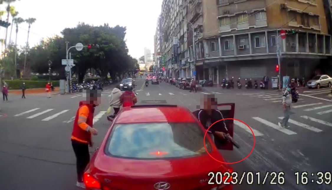 ▲26日台中發生行車糾紛，男子竟持長槍威嚇垃圾車司機。（圖／民眾提供）  