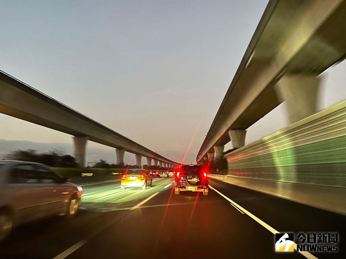 ▲今（25）日成為彈性調整後的補班日，但有上班族早上起床開車時，發現「路況超順」，還不禁以為自己記錯日期。（示意圖／記者李琦瑋攝）