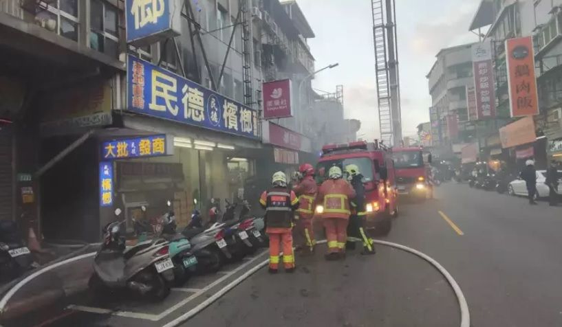 ▲新莊公寓大火，女子衝上樓救出失智母。（圖／翻攝畫面） 