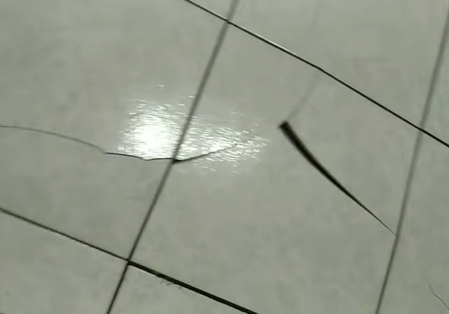 ▲有民眾家中地板冒出異音，磁地磚隨後破裂。（圖／《爆廢公社》）