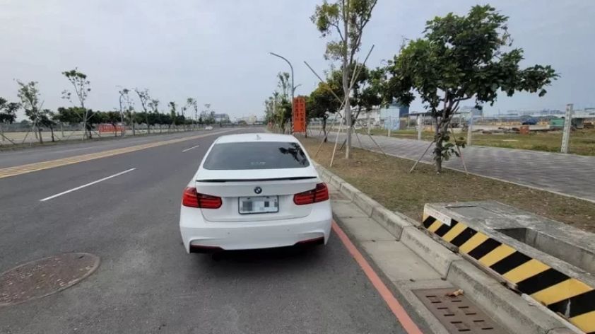 ▲高雄市前鎮區時代大道跟成功路交叉口，今（29）日中午有民眾發現一輛BMW轎車違停在紅線上許久，上前一看赫然發現一名男子倒在車內。（圖／翻攝畫面）