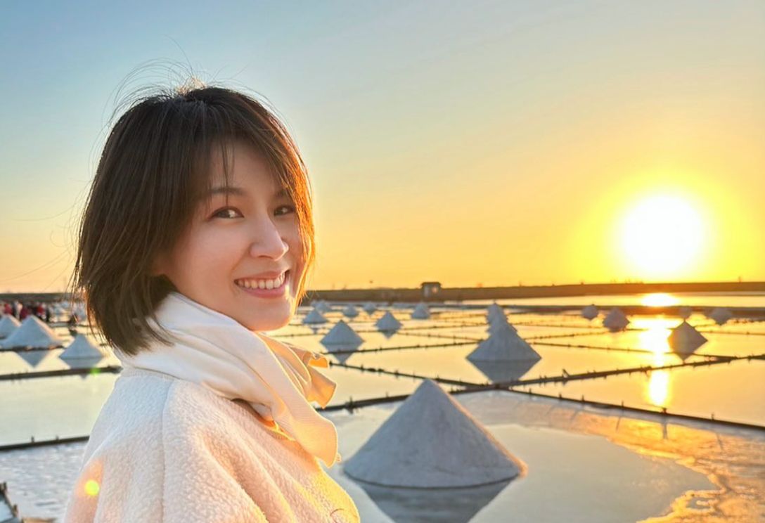 ▲女歌手曾沛慈年假沒有出國，她到台南與鹽山合影，吸引近10萬人按讚。（圖／翻攝自曾沛慈臉書）