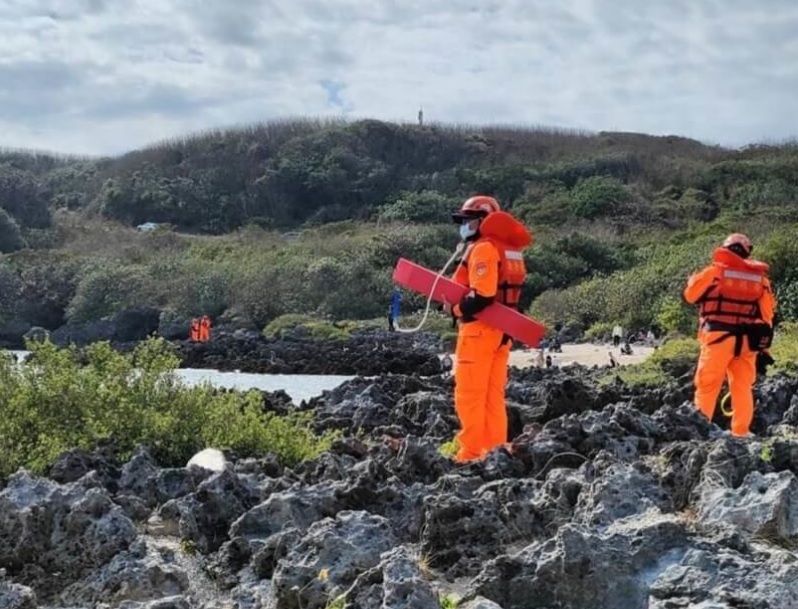 ▲屏東後壁湖海域一名60歲男性潛水客失蹤，28日搜救未果，海巡署29日上午海、陸、空同步持續擴大搜救，希望盡快將失蹤的潛水客找回來。（圖／中央社）