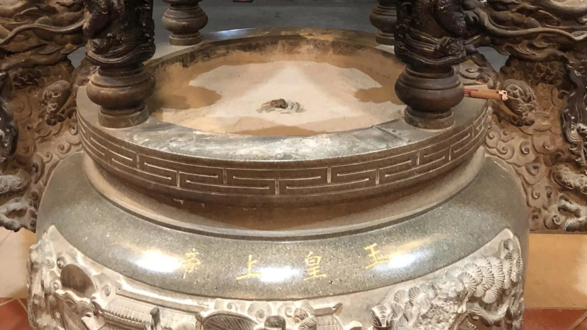 ▲北台中城隍廟的天公爐，竟遭人埋下生雞頭，廟方發現之後已報警處理。（圖／北台中城隍廟臉書）  